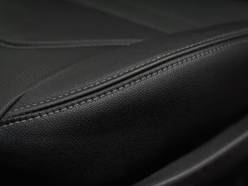 スポーティに纏う、本革という選択。