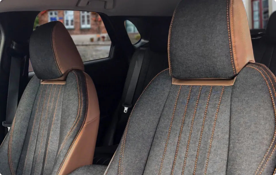 デニムが映える車内空間へ