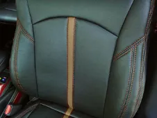 ベージュ
