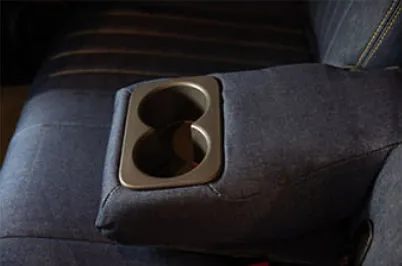 リアアームレストの形状にもフィット